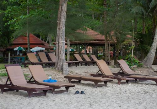 empty-chairs-table-beach_1599898-2247